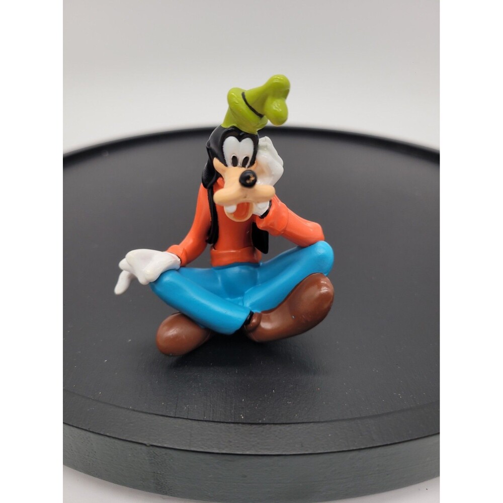 Disney Store Goofy Sitting Figure PVC Vinyl Figurine 3.5" Cake Topper